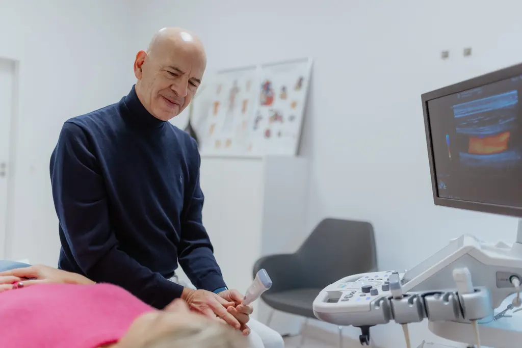 Dr. med. Michael Thum führt eine Ultraschalluntersuchung des Herzens durch