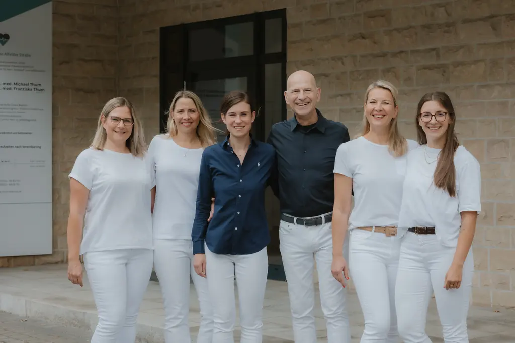 Das Praxisteam mit Dr. med. Michael Thum und Dr. med. Franziska Thum vor der Praxis in Hildesheim