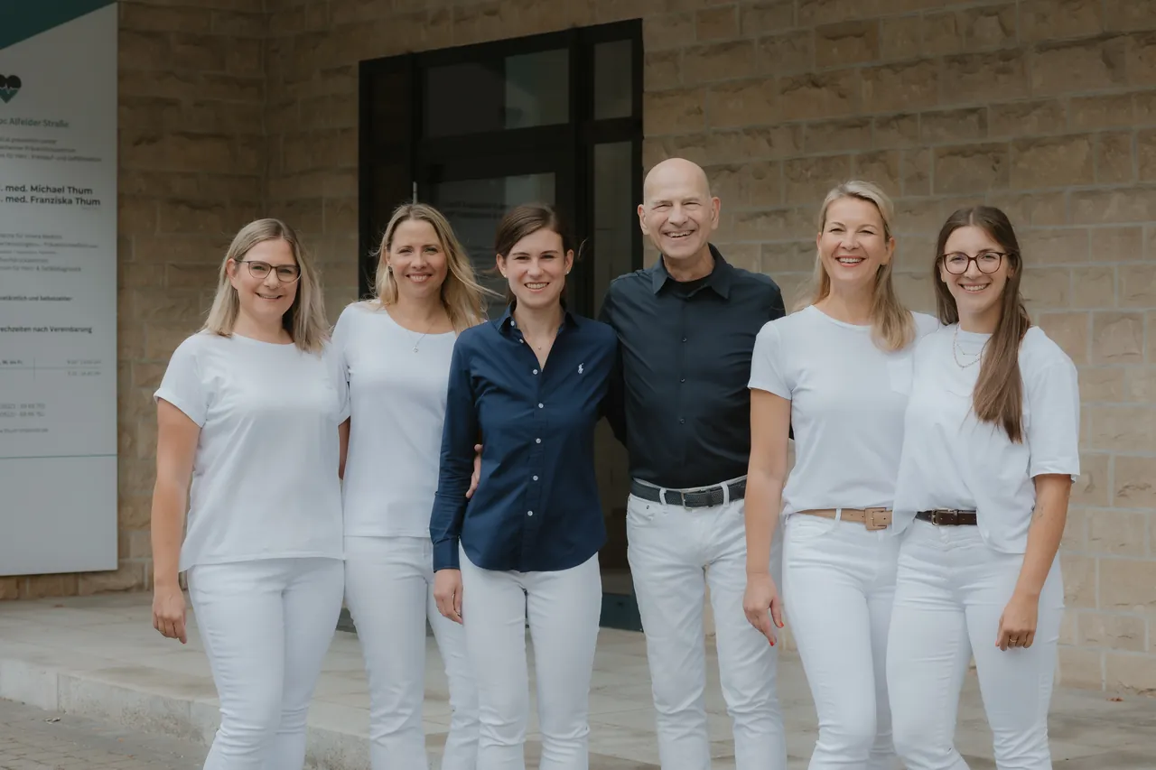 Das Praxisteam mit Dr. med. Michael Thum und Dr. med. Franziska Thum vor der Praxis in Hildesheim
