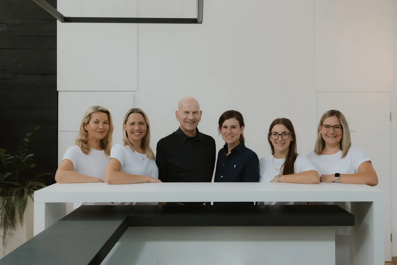 Das Team der Praxis mit Dr. med. Michael Thum und Dr. med. Franziska Thum am Empfang